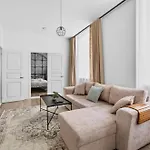 Apartment Old Town With 2 Bedrooms Next To Town Hall