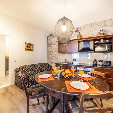 Old Town With 2 Bedrooms Next To Town Hall Lägenhet