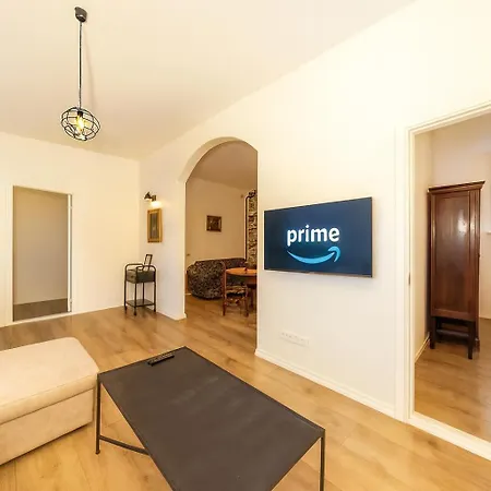 Apartment Old Town With 2 Bedrooms Next To Town Hall *