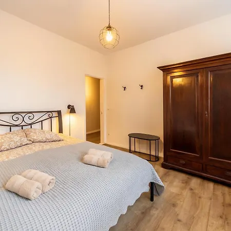 Old Town With 2 Bedrooms Next To Town Hall