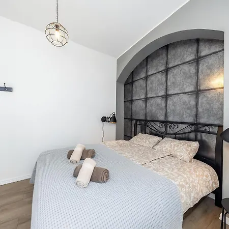 Old Town With 2 Bedrooms Next To Town Hall Apartment *