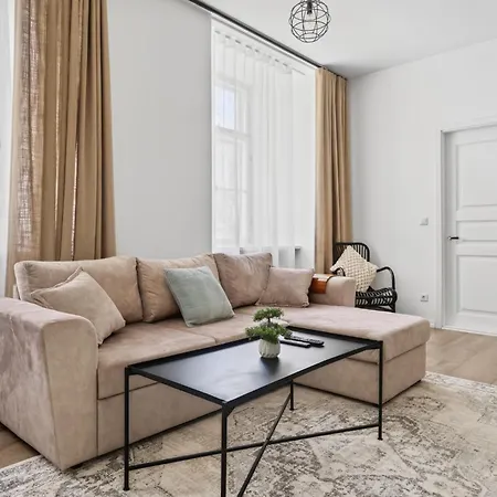 Old Town With 2 Bedrooms Next To Town Hall Апартаменти *