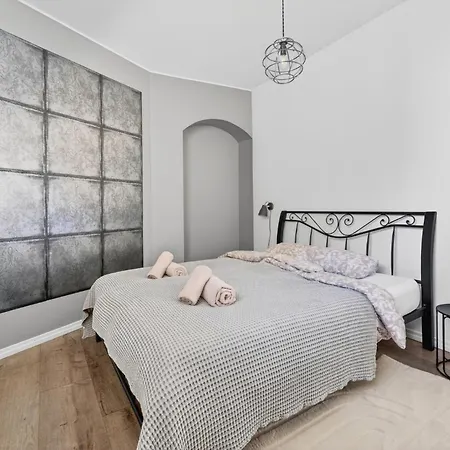 Old Town With 2 Bedrooms Next To Town Hall Апартаменти *