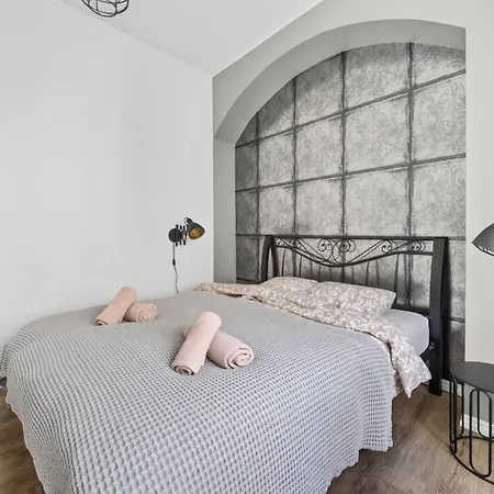 Old Town With 2 Bedrooms Next To Town Hall