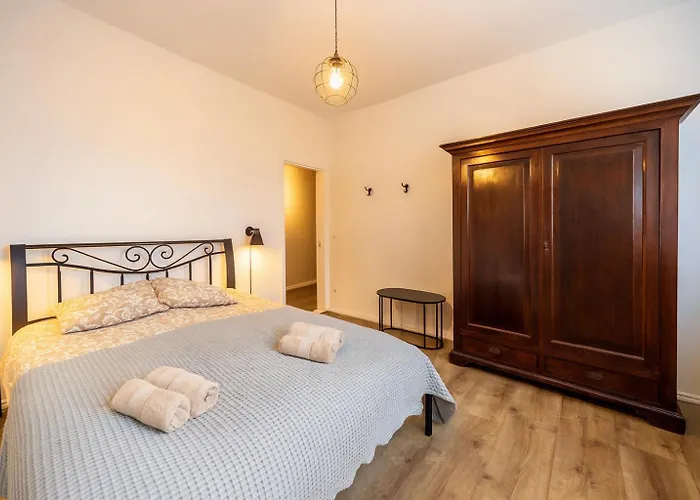 Old Town With 2 Bedrooms Next To Town Hall