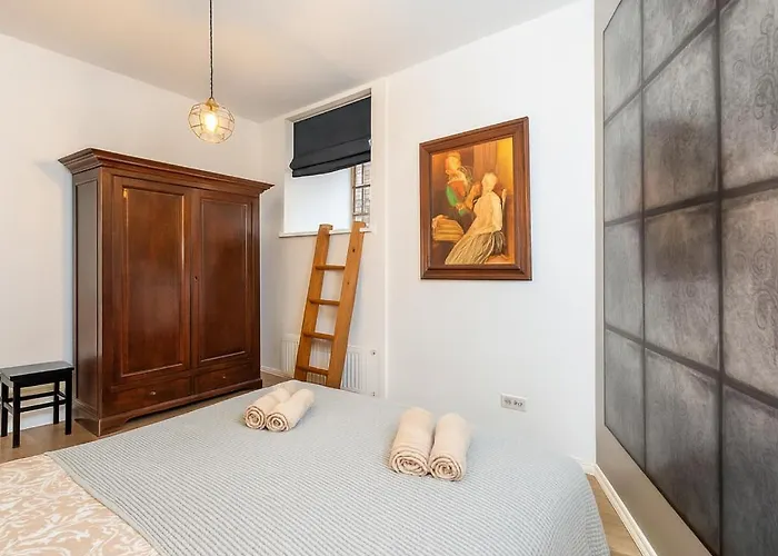 Old Town With 2 Bedrooms Next To Town Hall Lägenhet