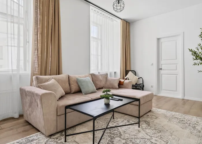 Old Town With 2 Bedrooms Next To Town Hall Апартаменти *