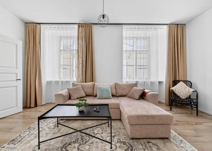 Old Town With 2 Bedrooms Next To Town Hall *