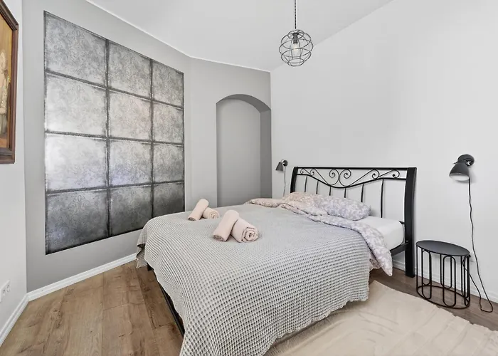 Old Town With 2 Bedrooms Next To Town Hall Appartement *